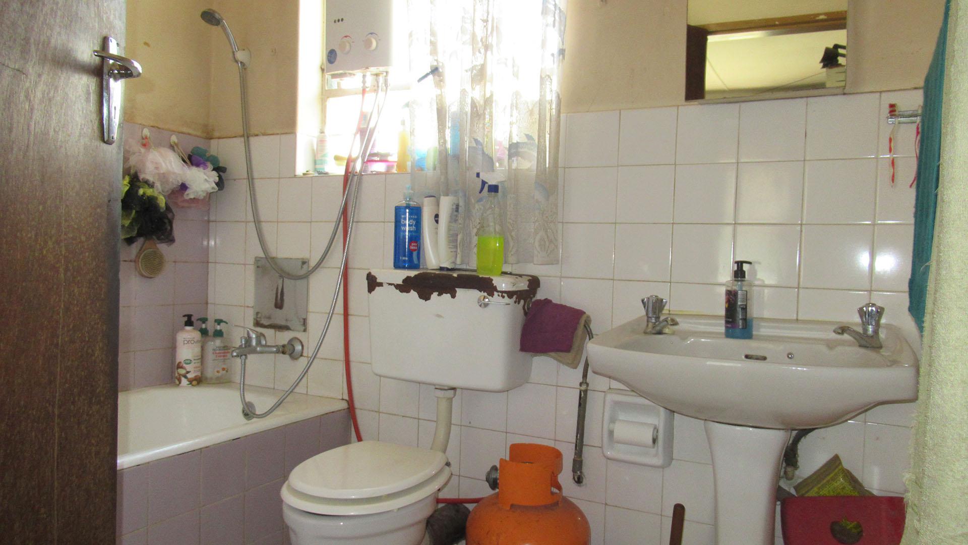Main Bathroom - 7 square meters of property in Tulisa Park