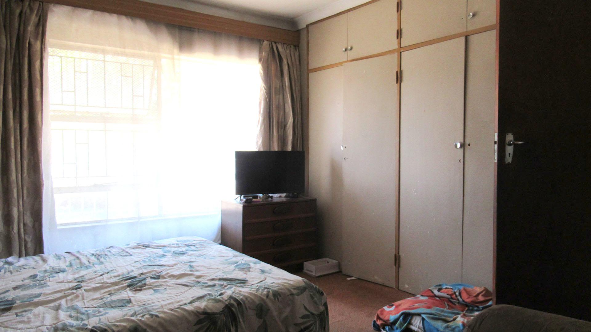 Main Bedroom - 21 square meters of property in Tulisa Park