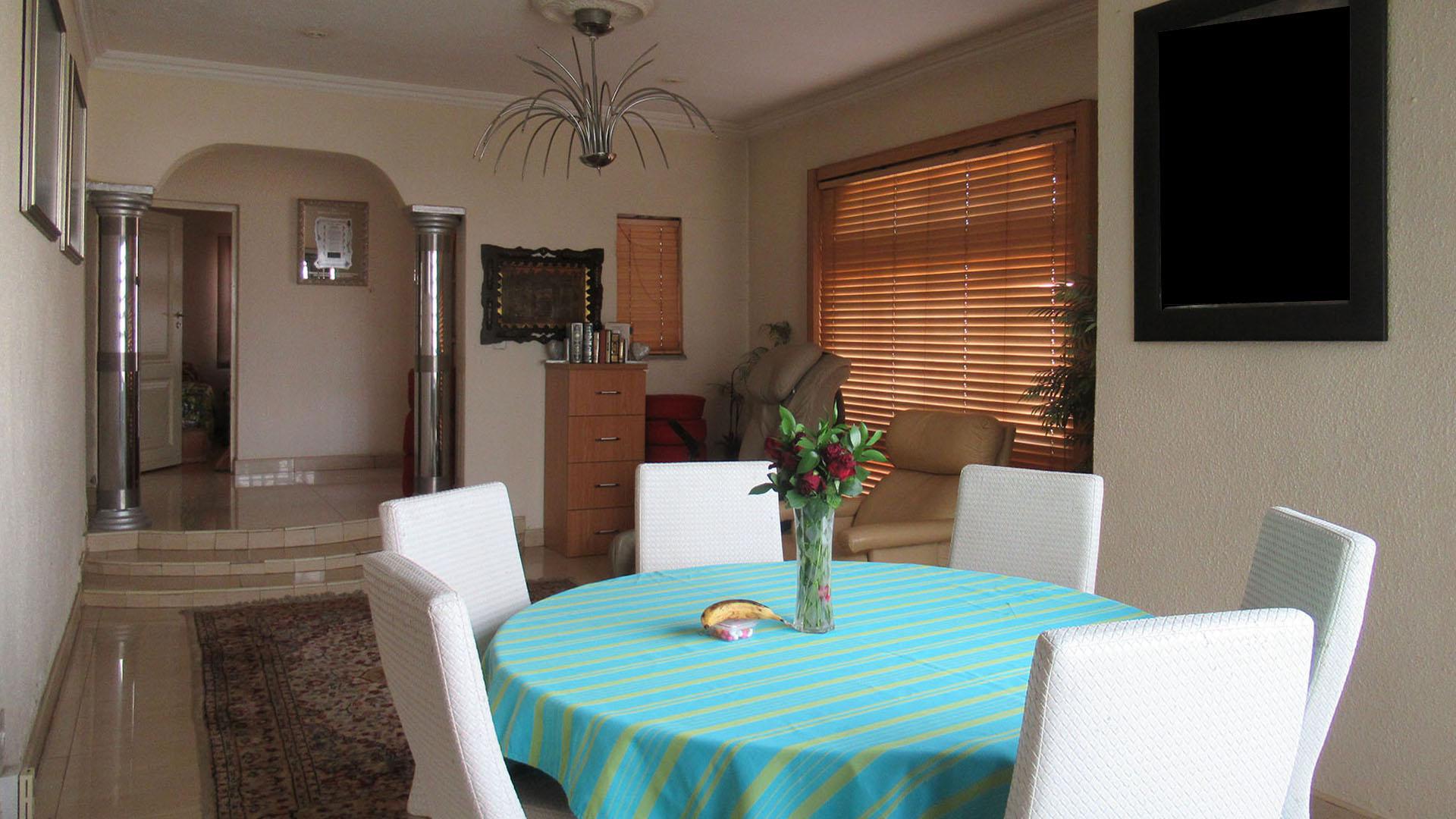 Dining Room - 33 square meters of property in Lenasia South