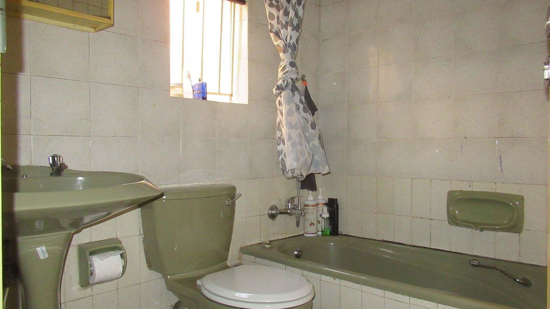 Bathroom 1 - 6 square meters of property in Lenasia South