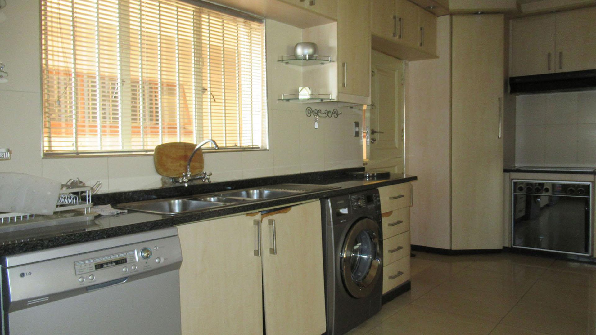 Kitchen - 37 square meters of property in Lenasia South