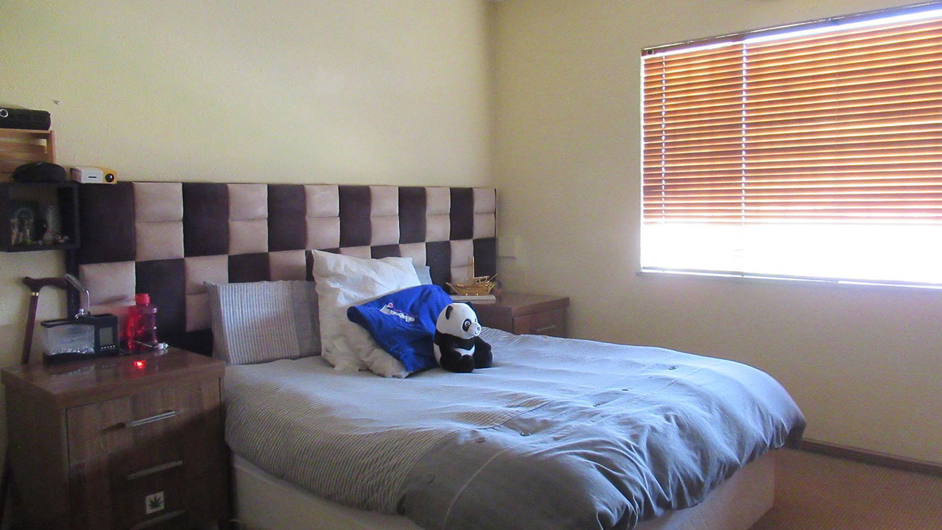 Bed Room 4 - 19 square meters of property in Lenasia South