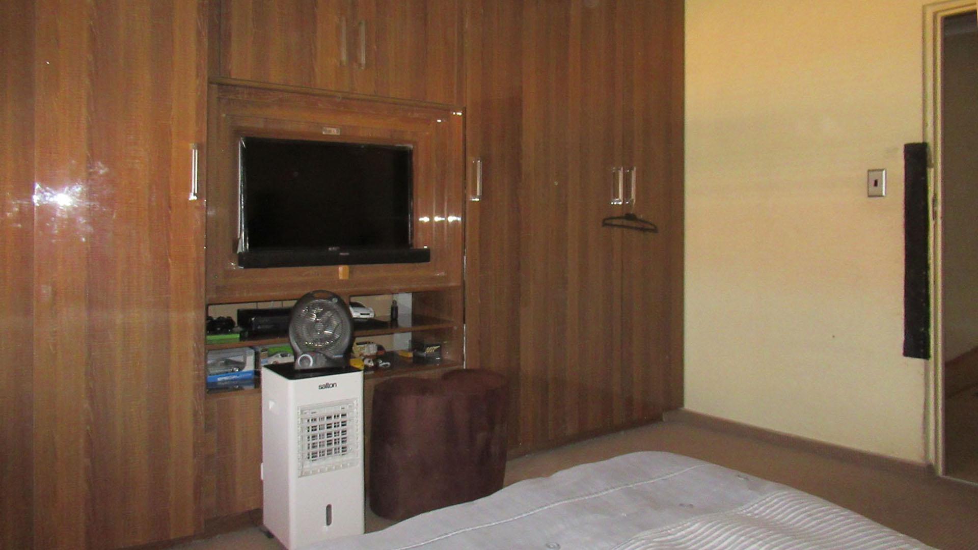 Bed Room 4 - 19 square meters of property in Lenasia South