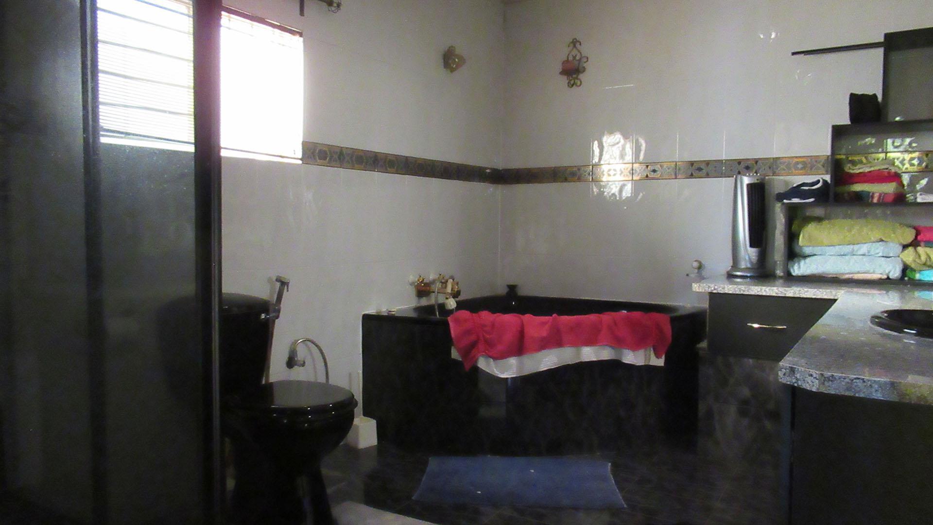 Main Bathroom - 12 square meters of property in Lenasia South