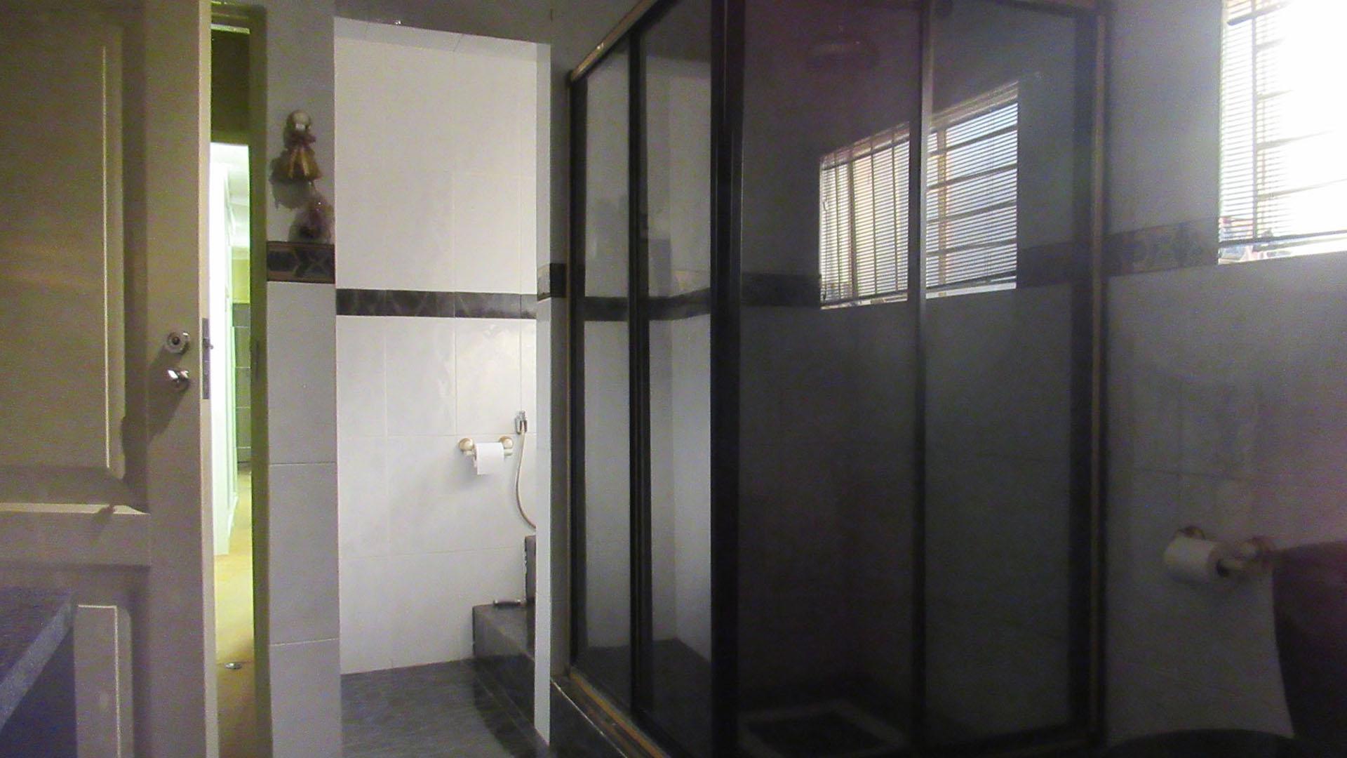 Main Bathroom - 12 square meters of property in Lenasia South