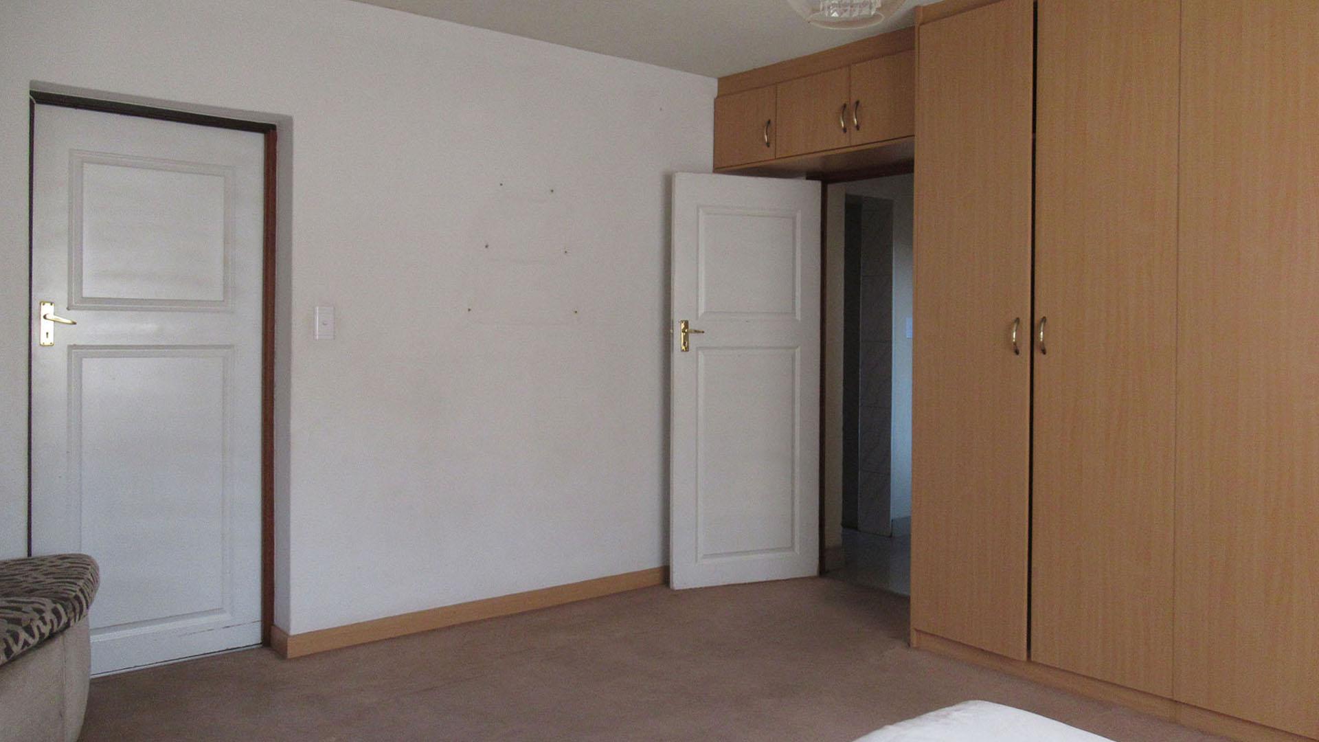 Bed Room 5+ - 116 square meters of property in Lenasia South