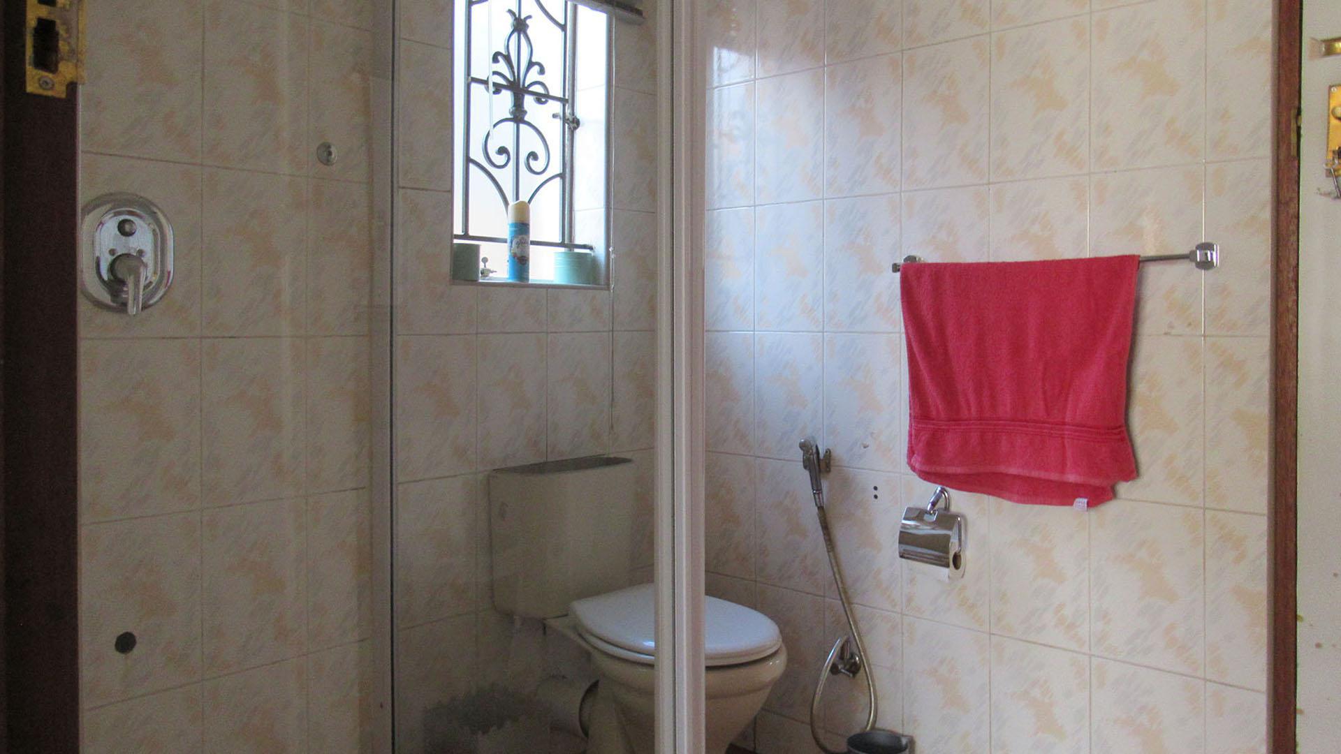 Bathroom 3+ - 10 square meters of property in Lenasia South