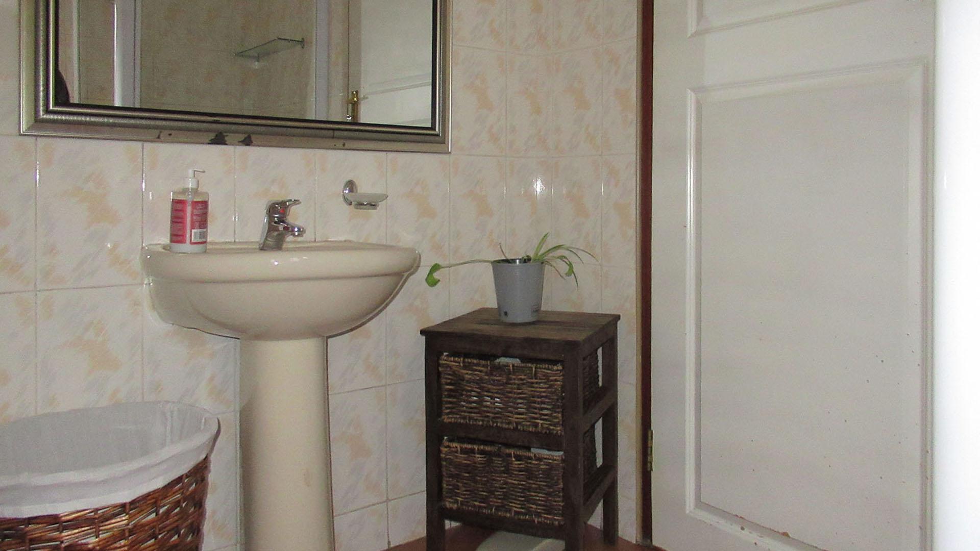 Bathroom 3+ - 10 square meters of property in Lenasia South