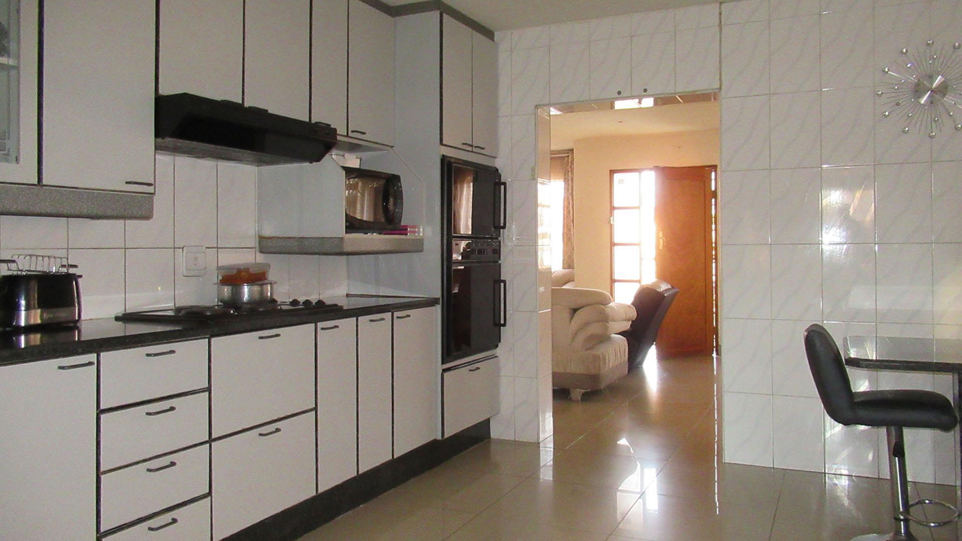Kitchen - 37 square meters of property in Lenasia South