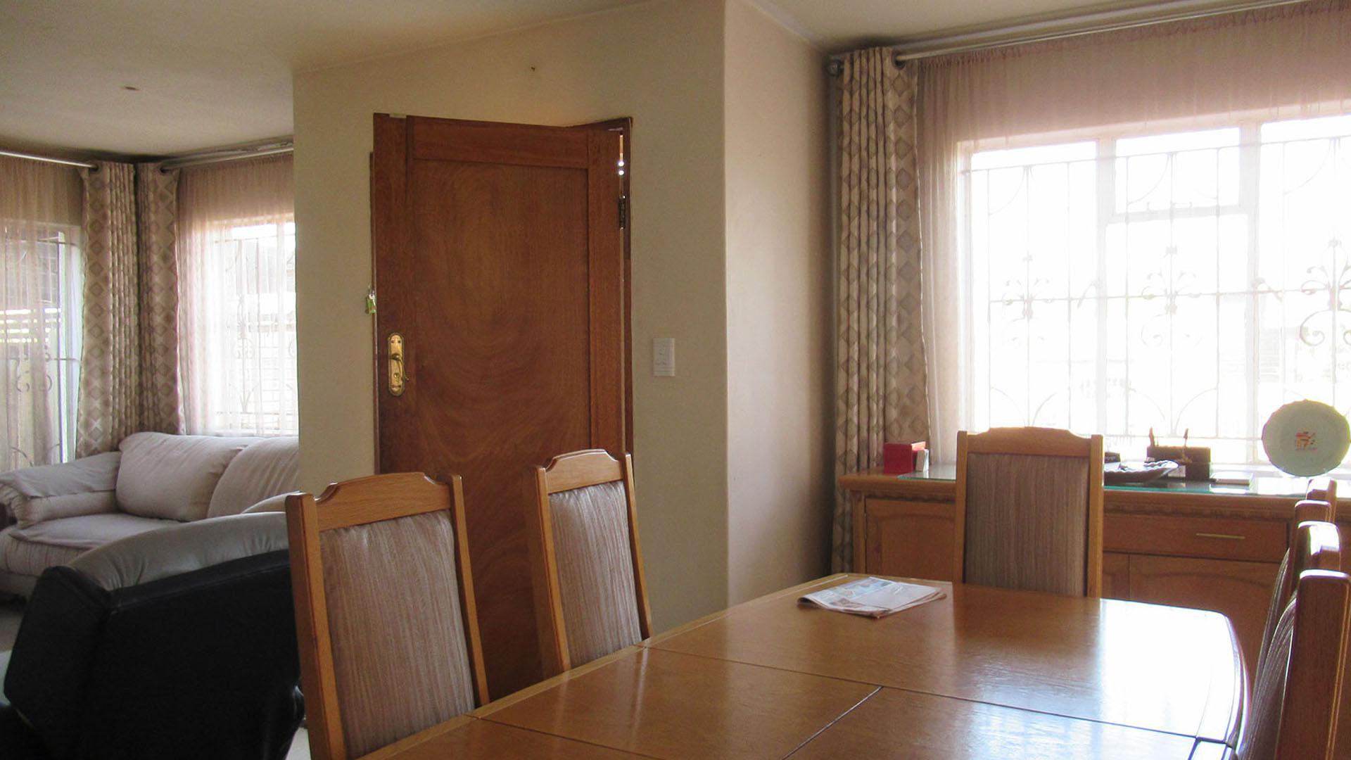 Dining Room - 33 square meters of property in Lenasia South