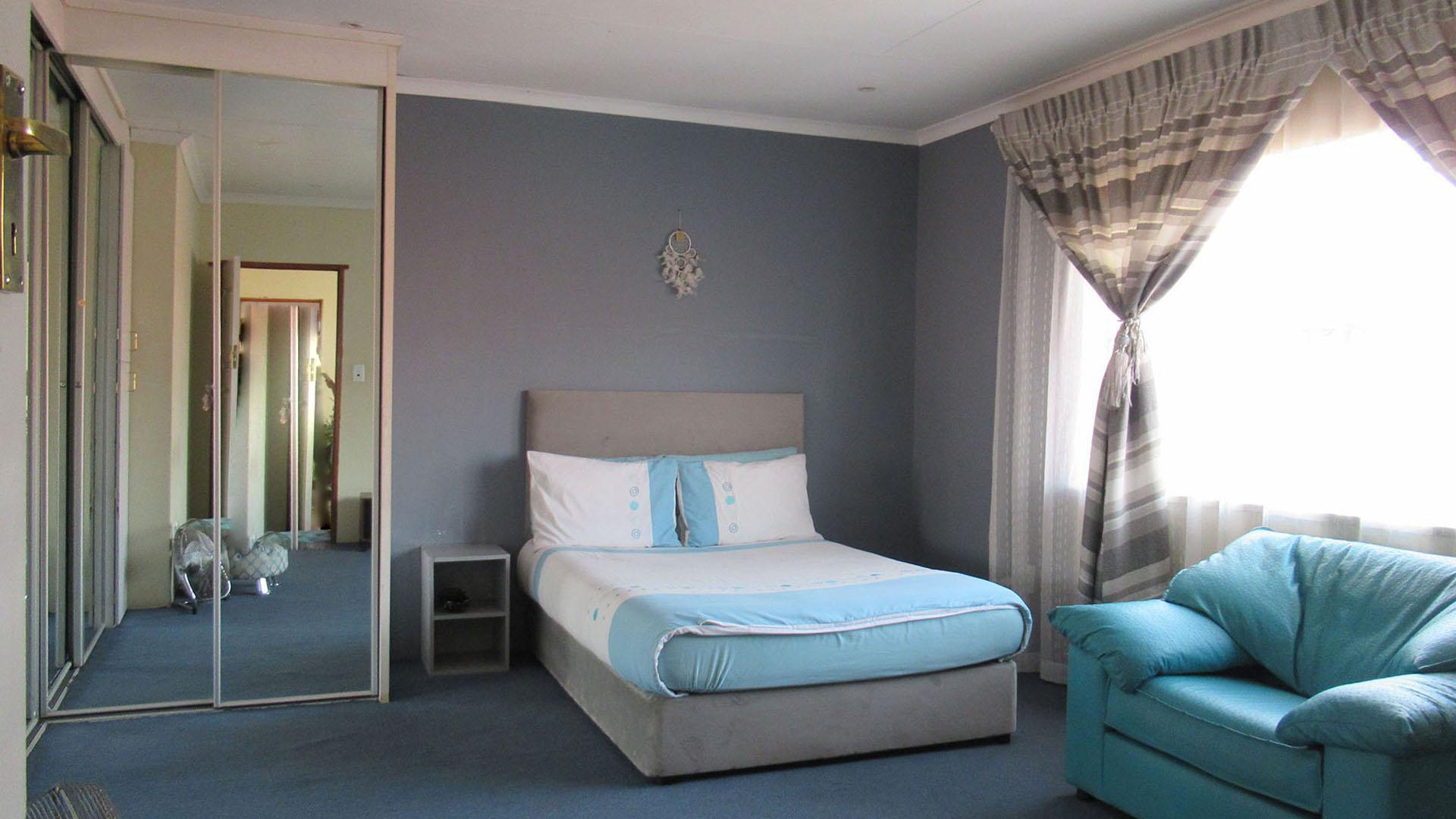 Bed Room 5+ - 116 square meters of property in Lenasia South