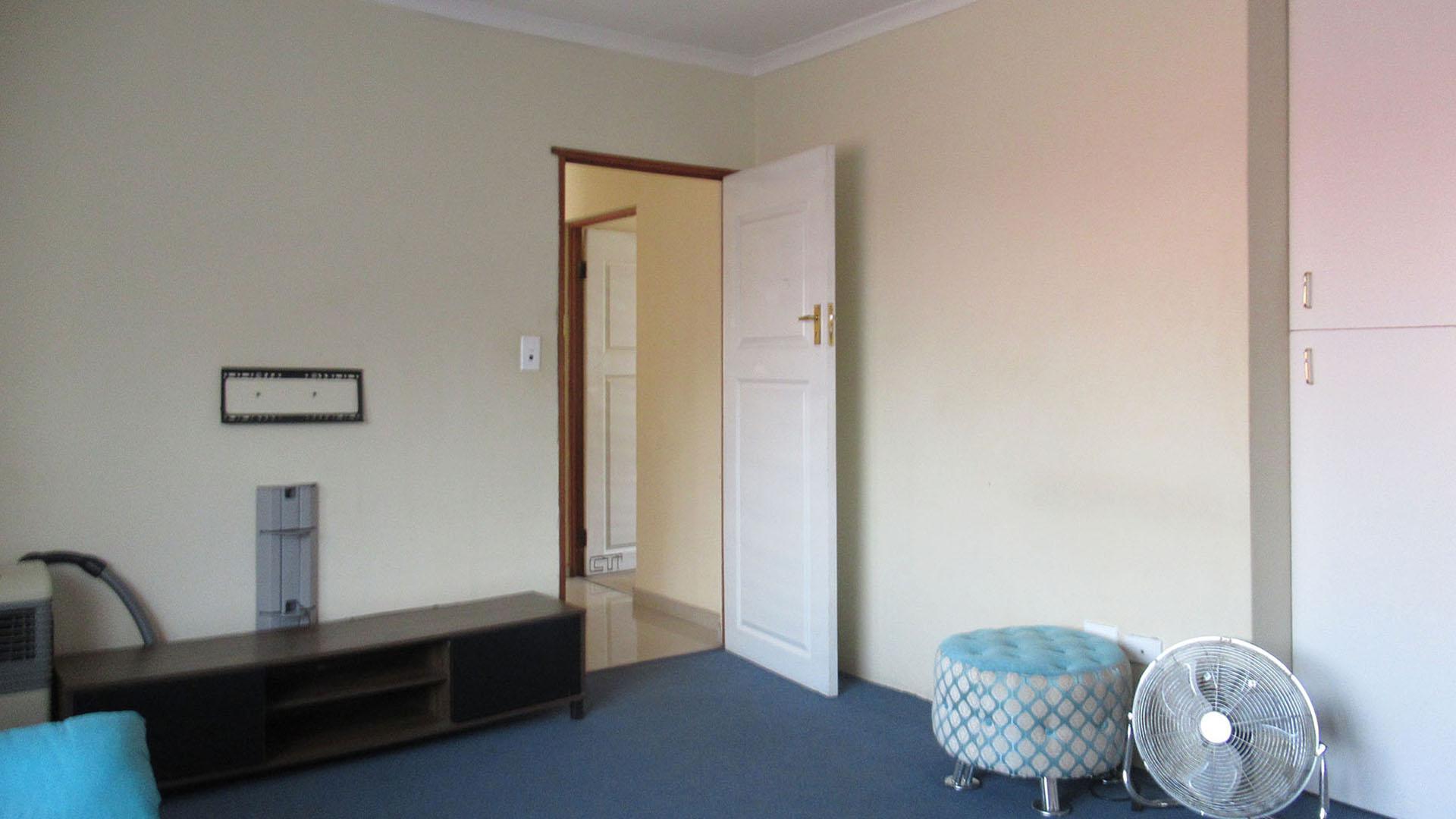 Bed Room 5+ - 116 square meters of property in Lenasia South