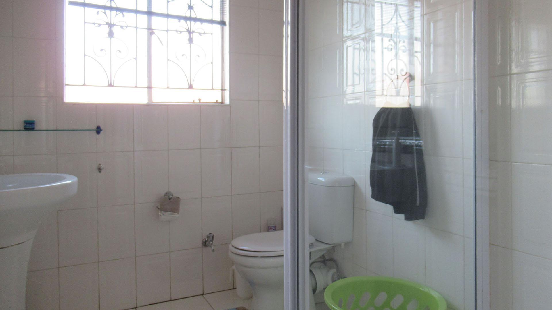 Bathroom 3+ - 10 square meters of property in Lenasia South