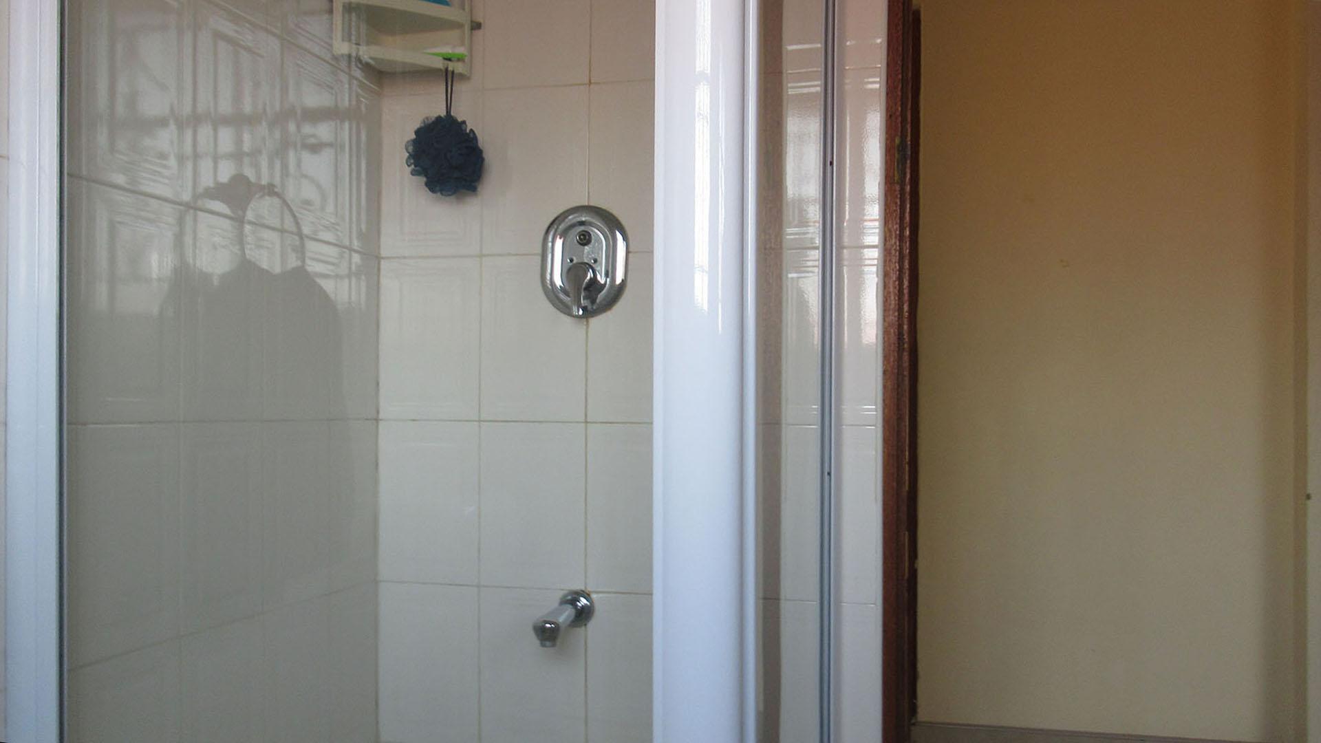 Bathroom 3+ - 10 square meters of property in Lenasia South