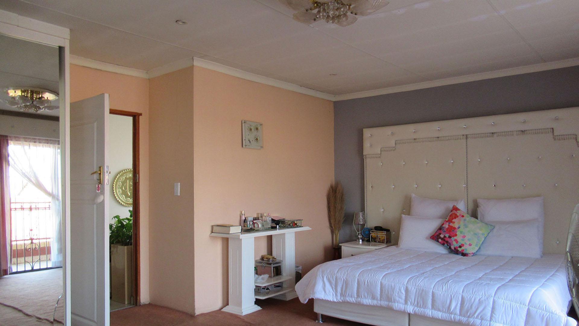 Bed Room 5+ - 116 square meters of property in Lenasia South