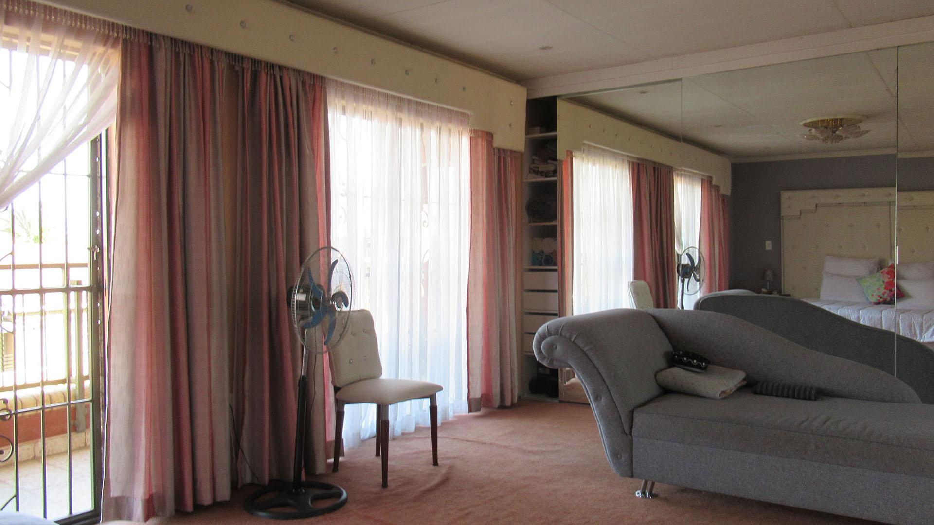 Bed Room 5+ - 116 square meters of property in Lenasia South