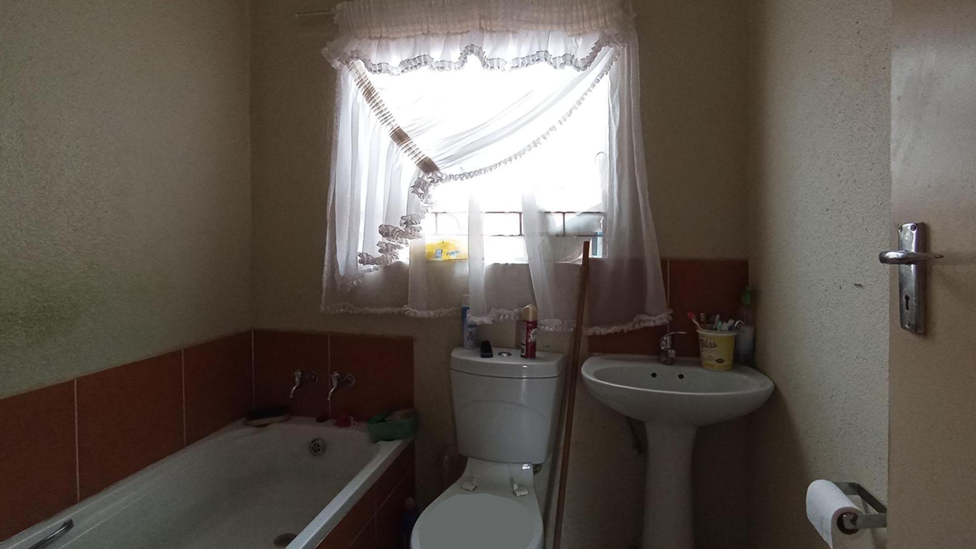 Bathroom 1 - 4 square meters of property in Soshanguve East