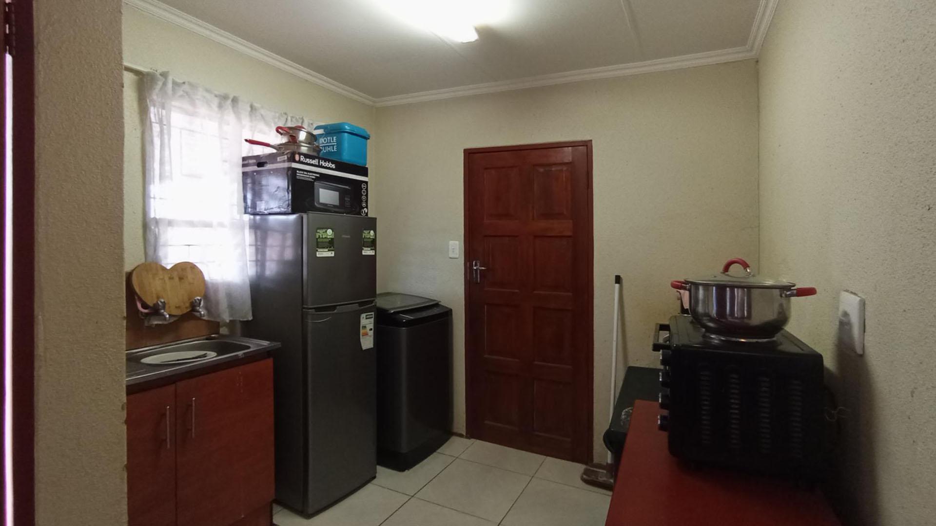 Kitchen - 6 square meters of property in Soshanguve East