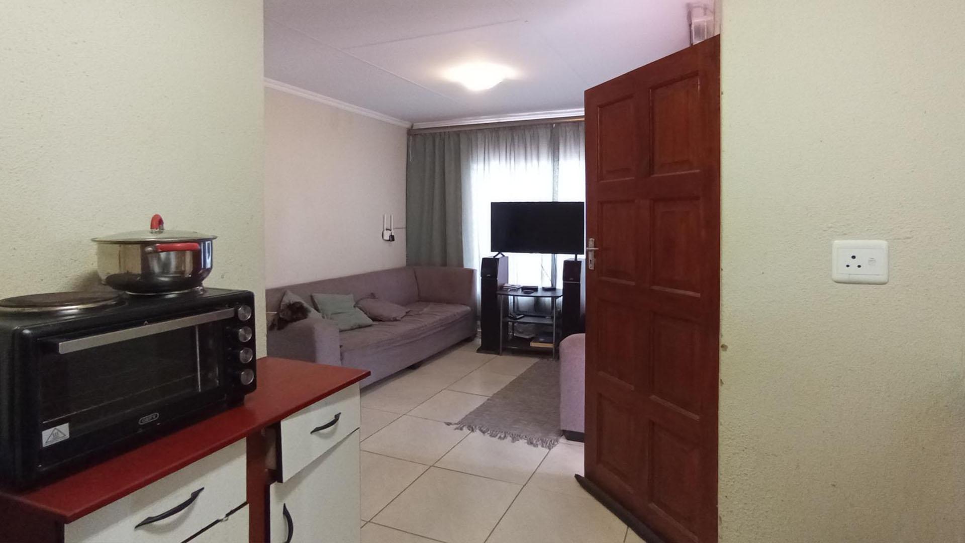 Kitchen - 6 square meters of property in Soshanguve East