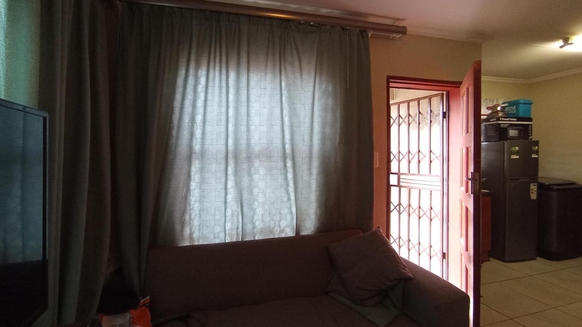 Lounges - 12 square meters of property in Soshanguve East