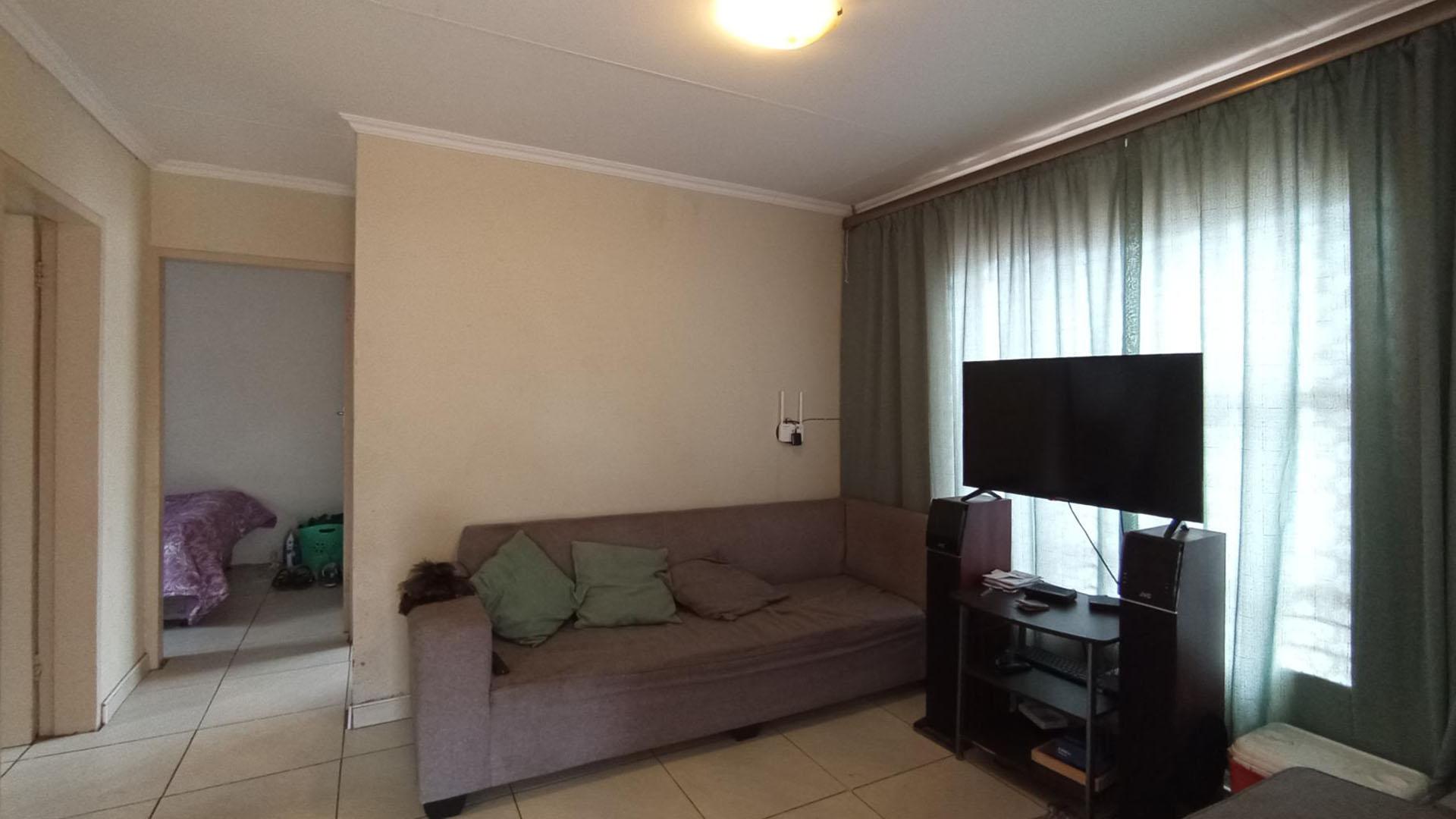 Lounges - 12 square meters of property in Soshanguve East