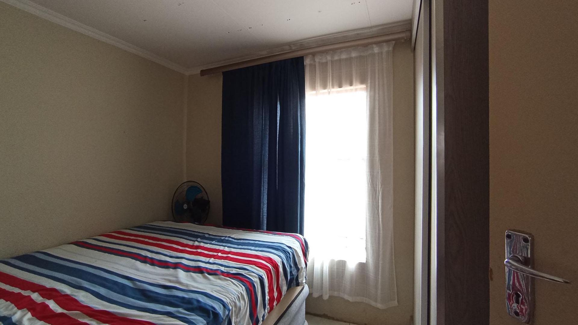 Bed Room 2 - 8 square meters of property in Soshanguve East