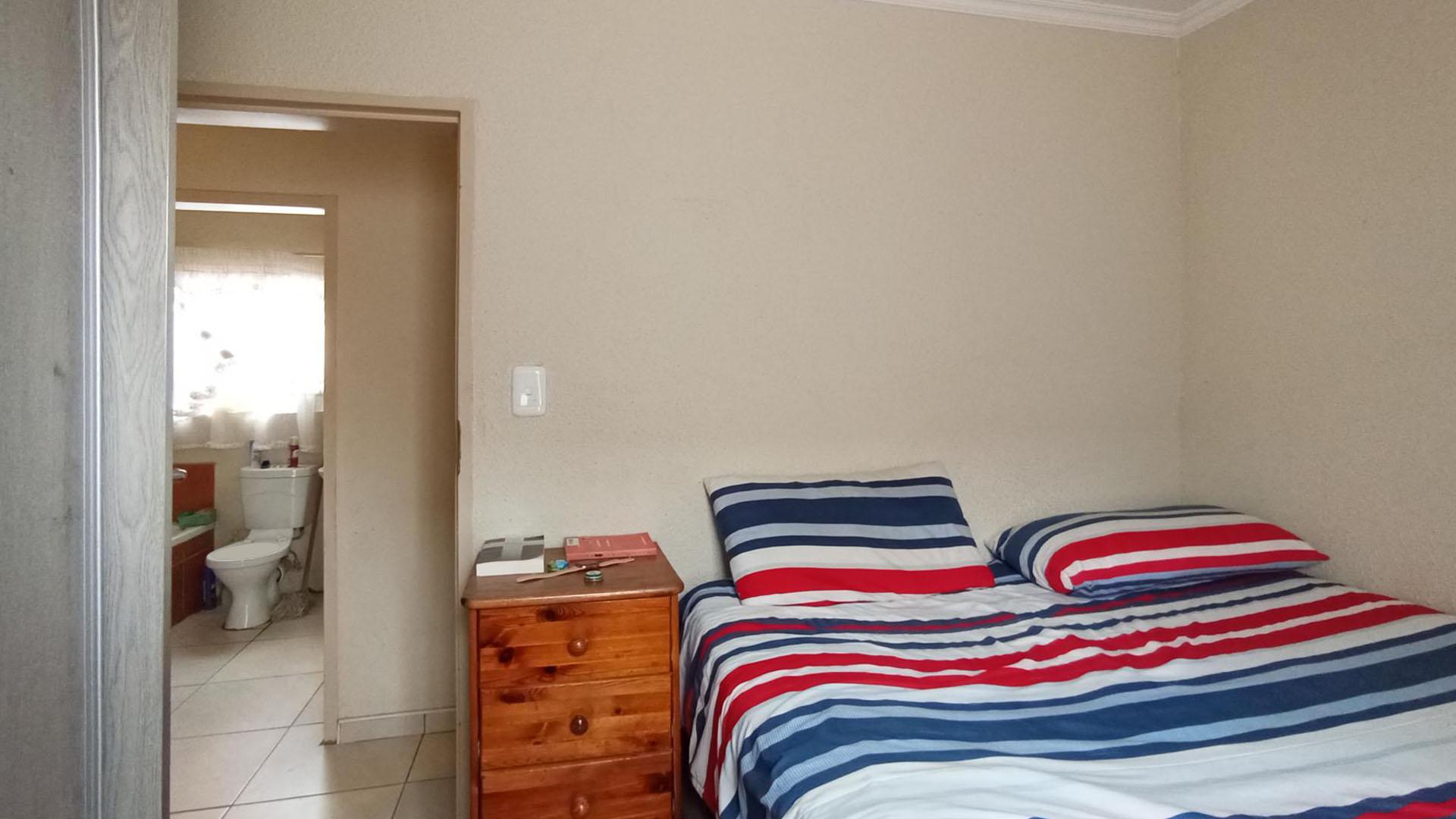 Bed Room 2 - 8 square meters of property in Soshanguve East