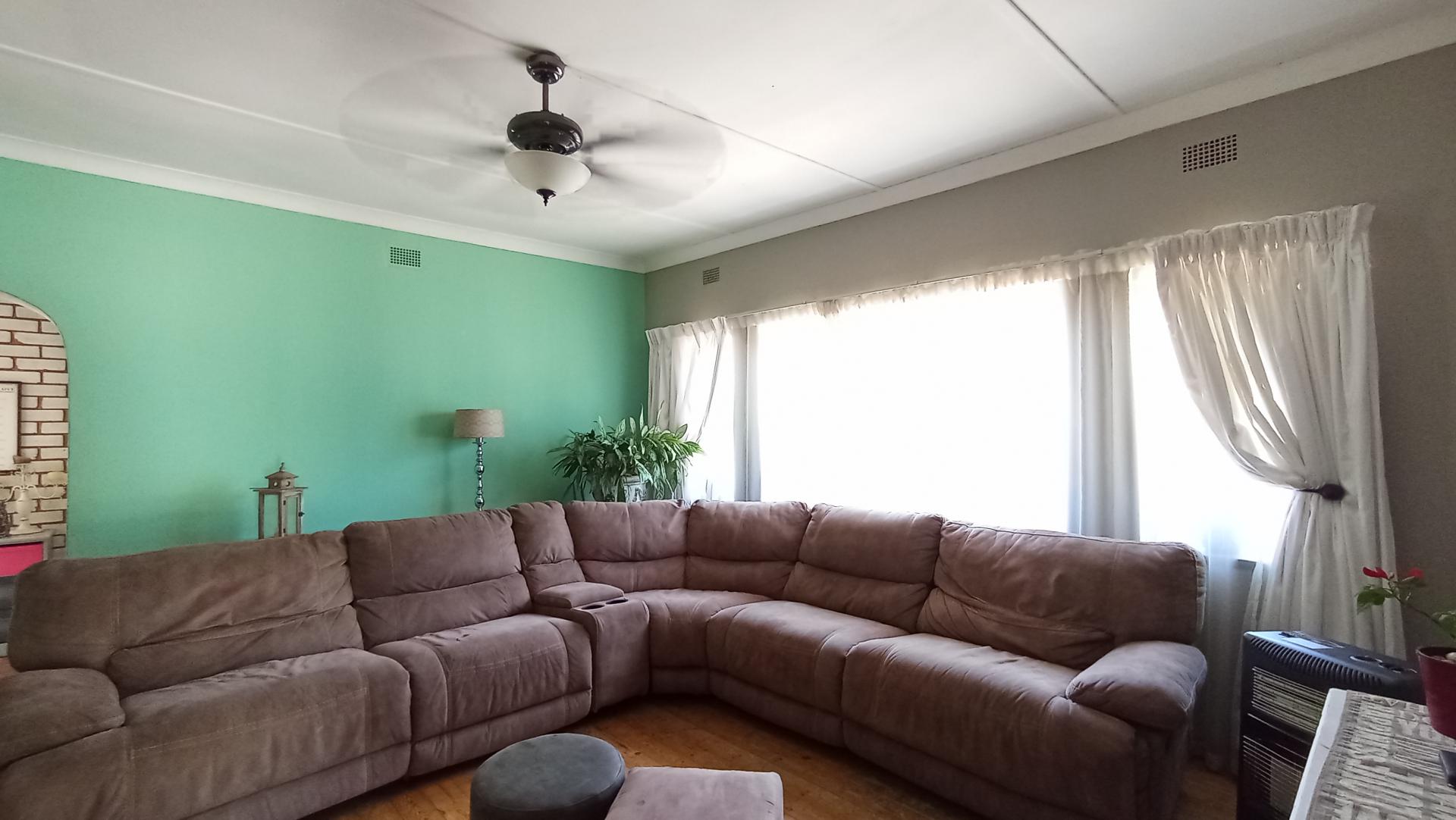 Lounges - 22 square meters of property in Gerdview