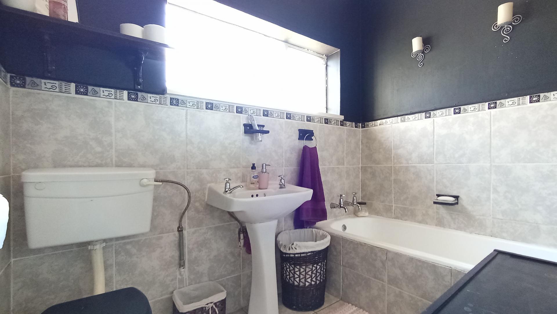 Main Bathroom - 4 square meters of property in Gerdview