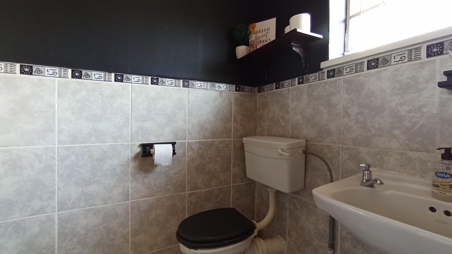 Main Bathroom - 4 square meters of property in Gerdview