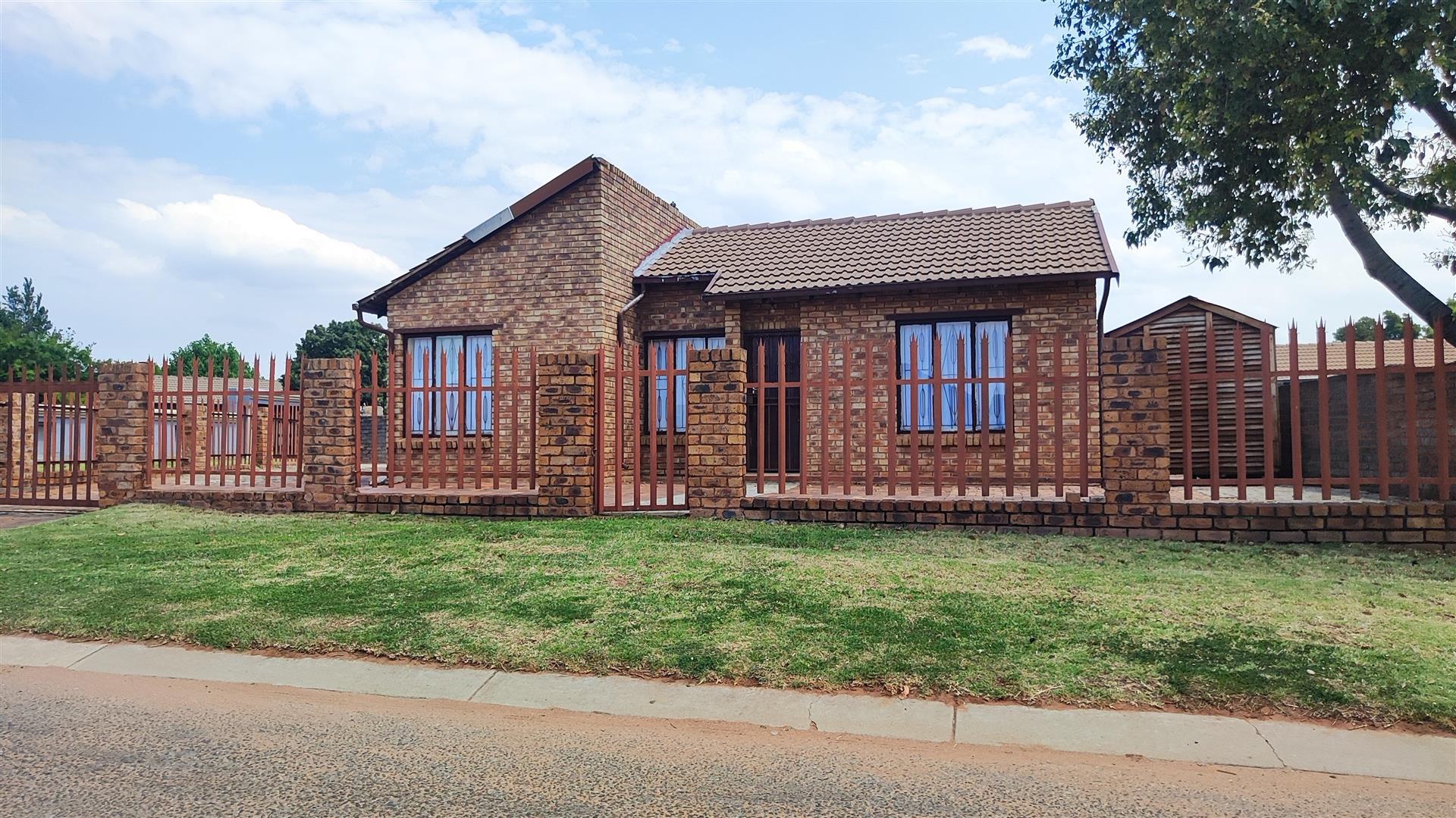 Front View of property in Crystal Park