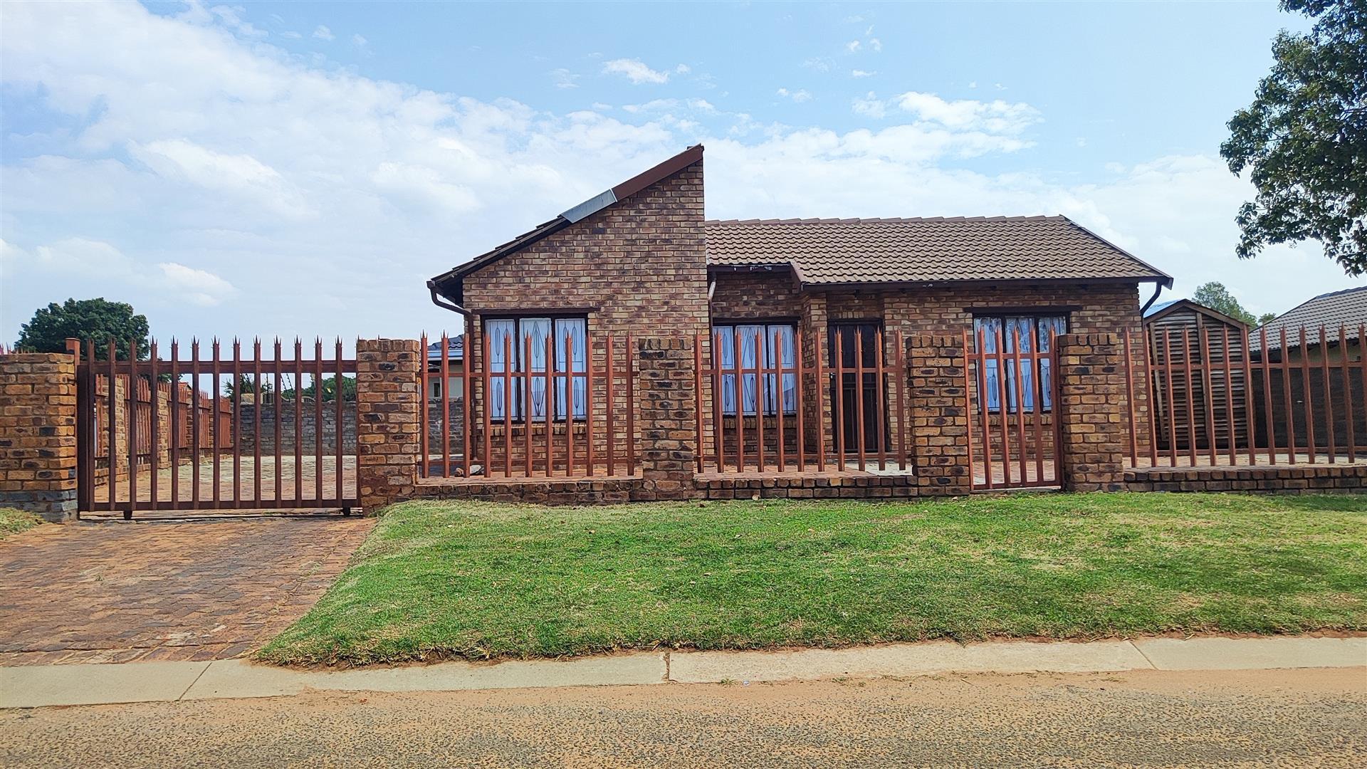 Front View of property in Crystal Park