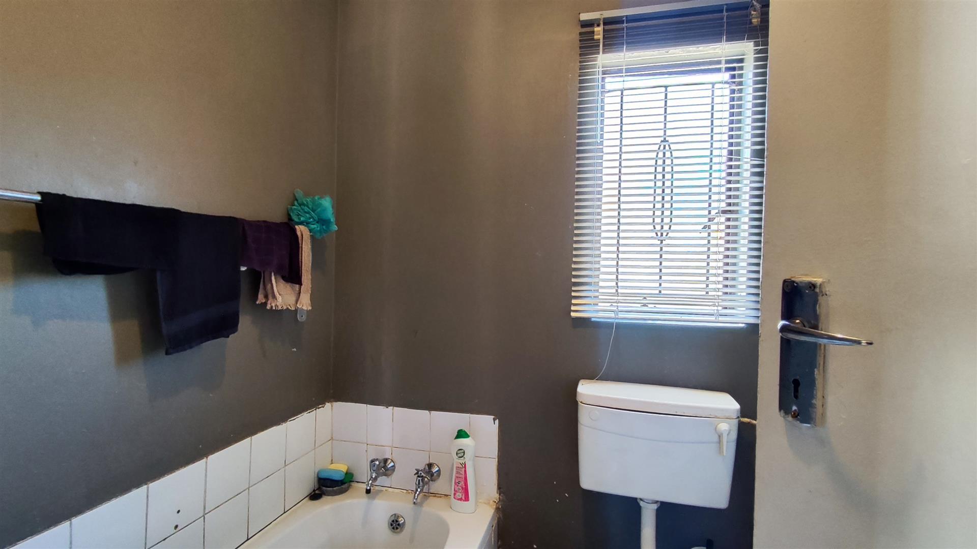 Bathroom 1 - 3 square meters of property in Crystal Park