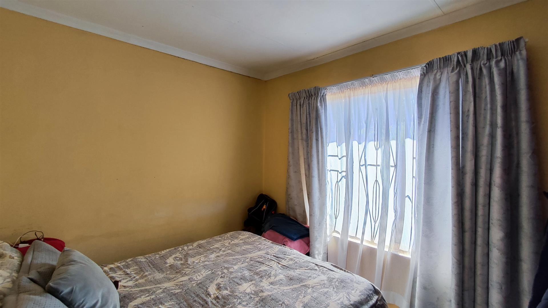 Bed Room 2 - 12 square meters of property in Crystal Park