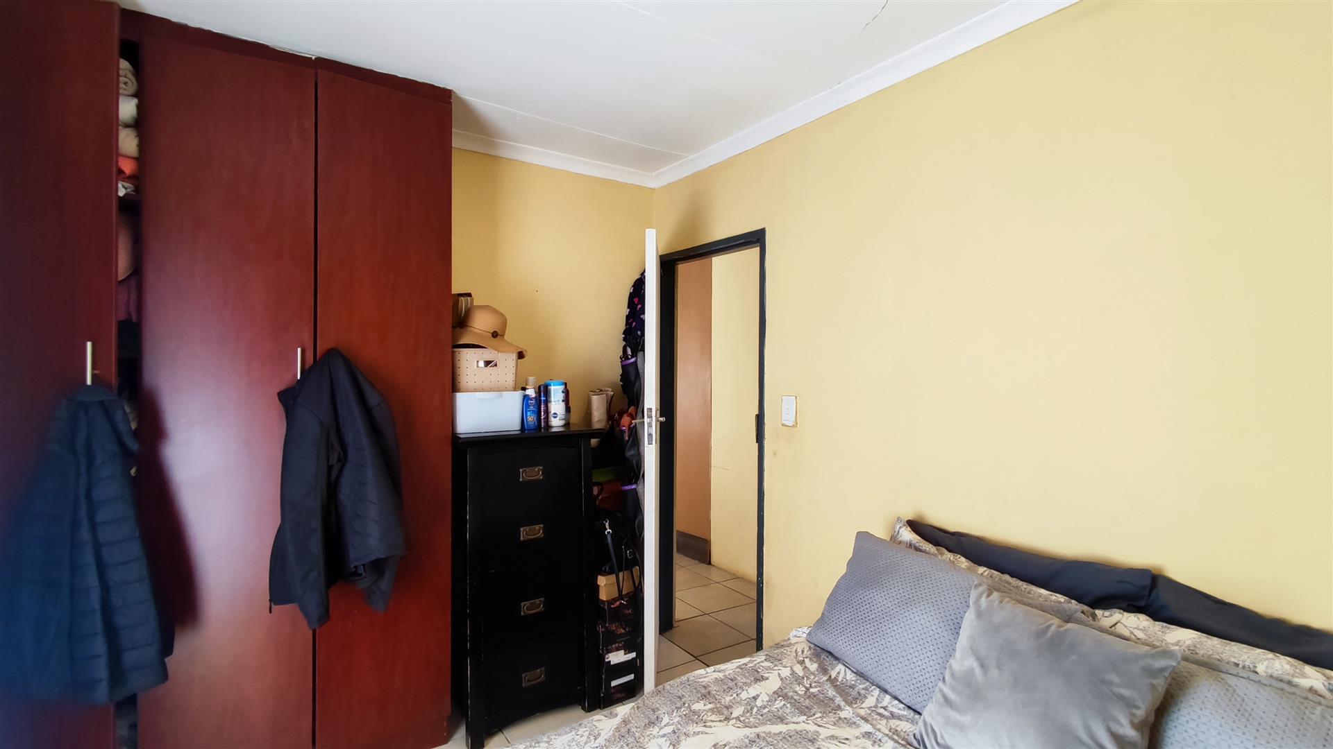 Bed Room 2 - 12 square meters of property in Crystal Park