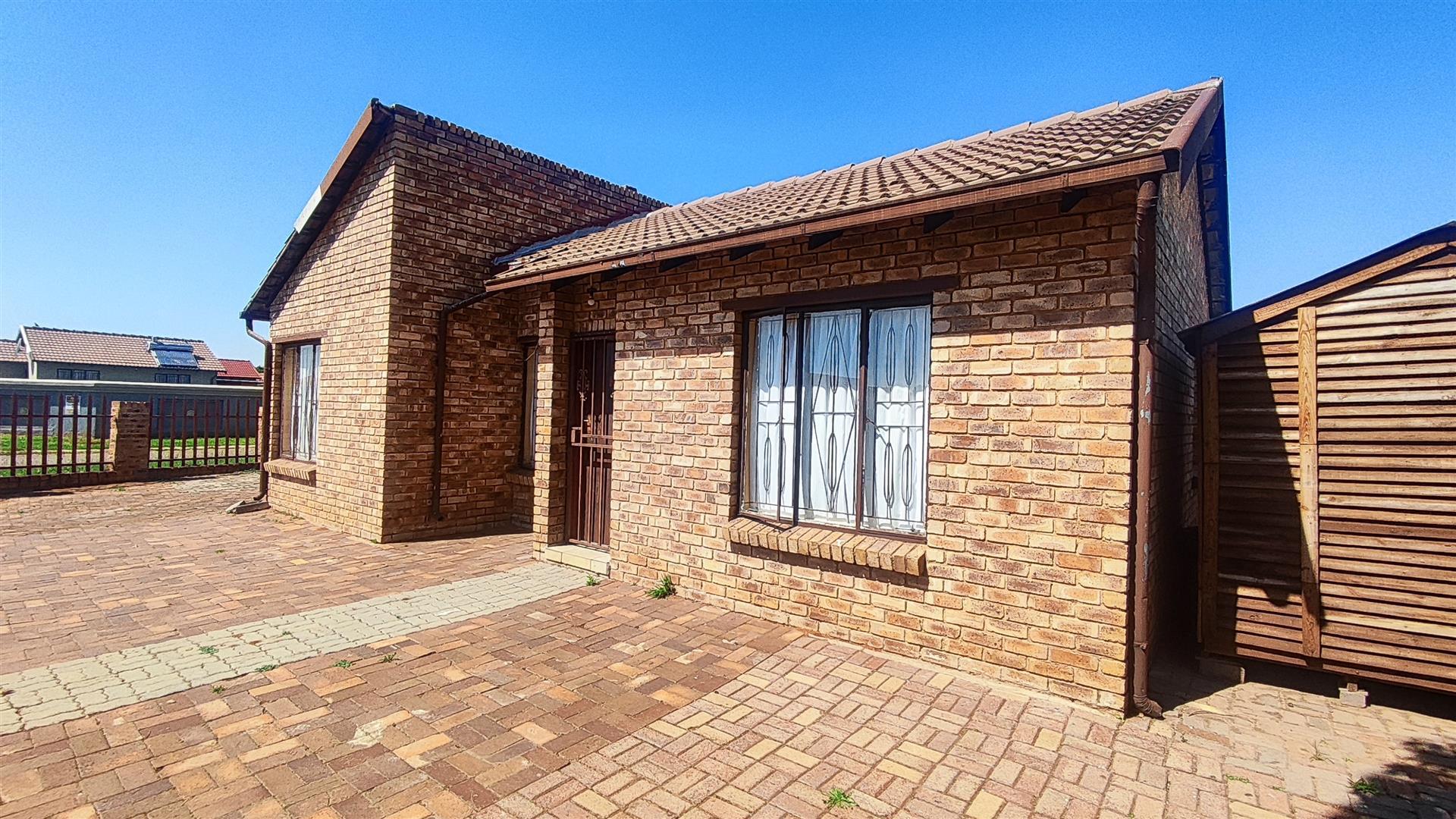 Front View of property in Crystal Park