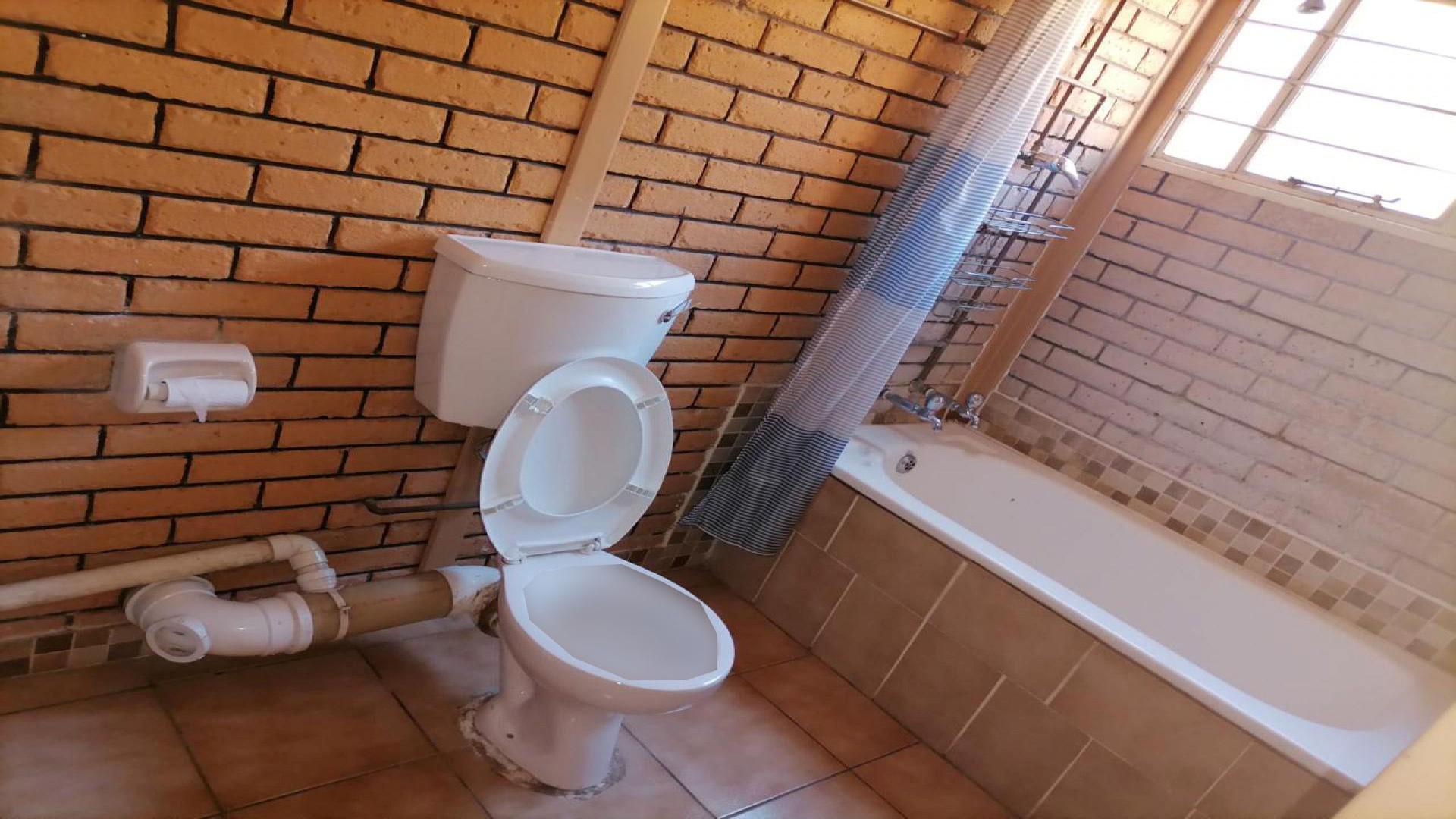 Bathroom 1 of property in Lorentzville