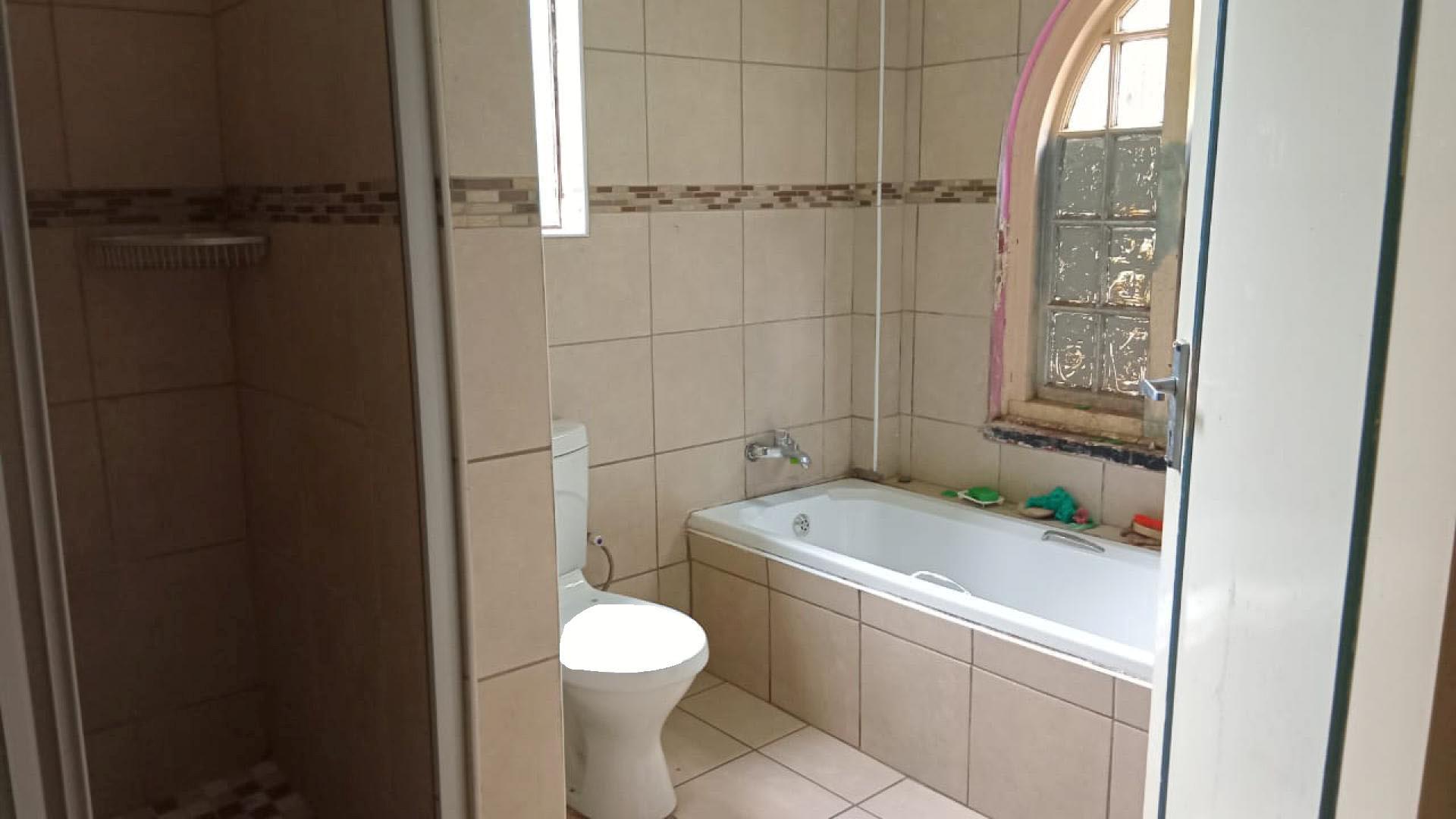 Bathroom 1 of property in Berea - JHB
