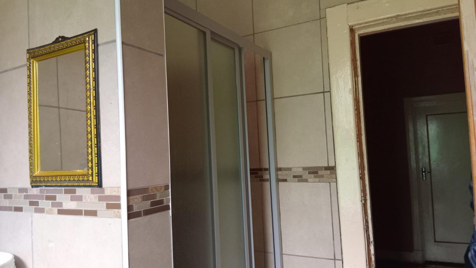 Bathroom 1 of property in Berea - JHB