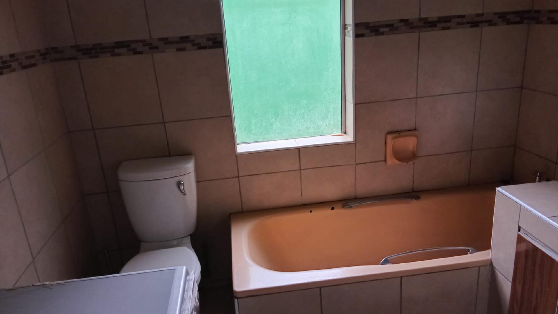 Bathroom 2 of property in Berea - JHB