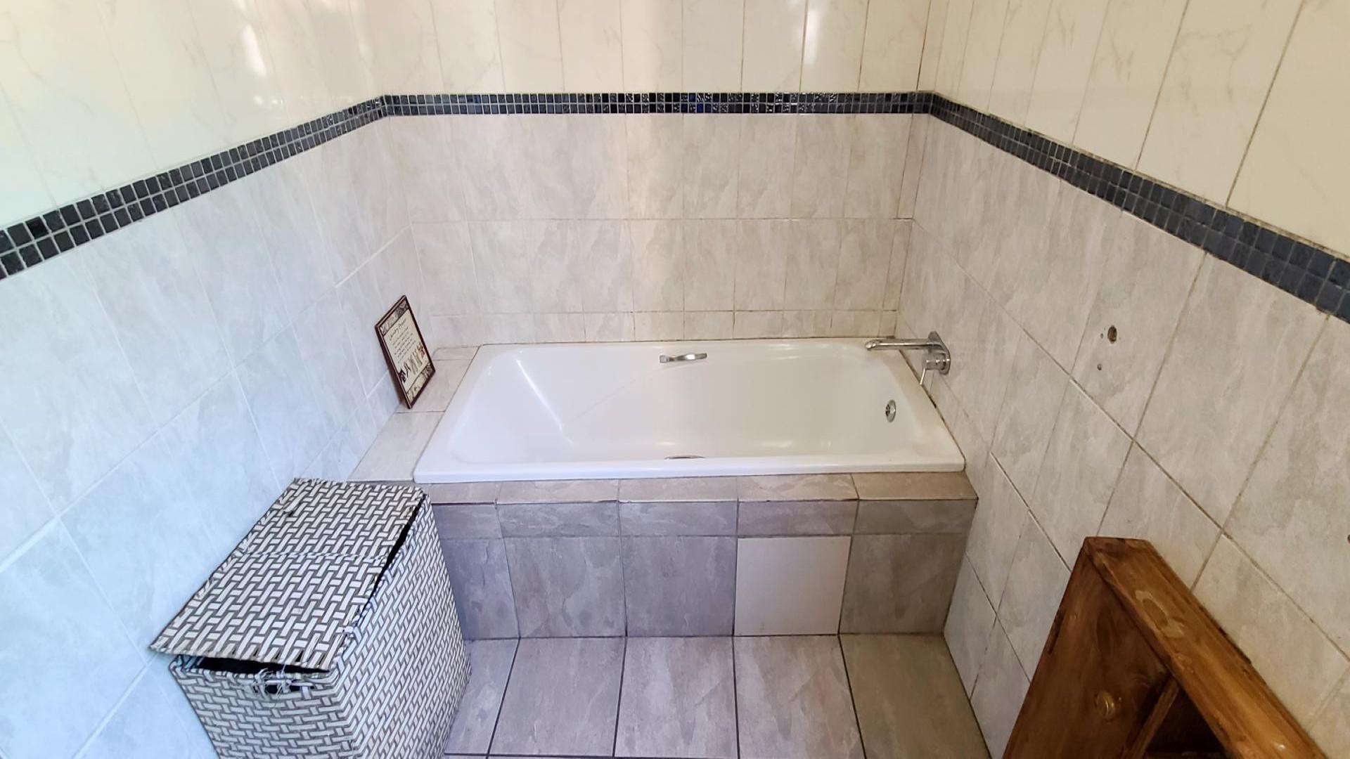 Bathroom 1 of property in Malibu Village