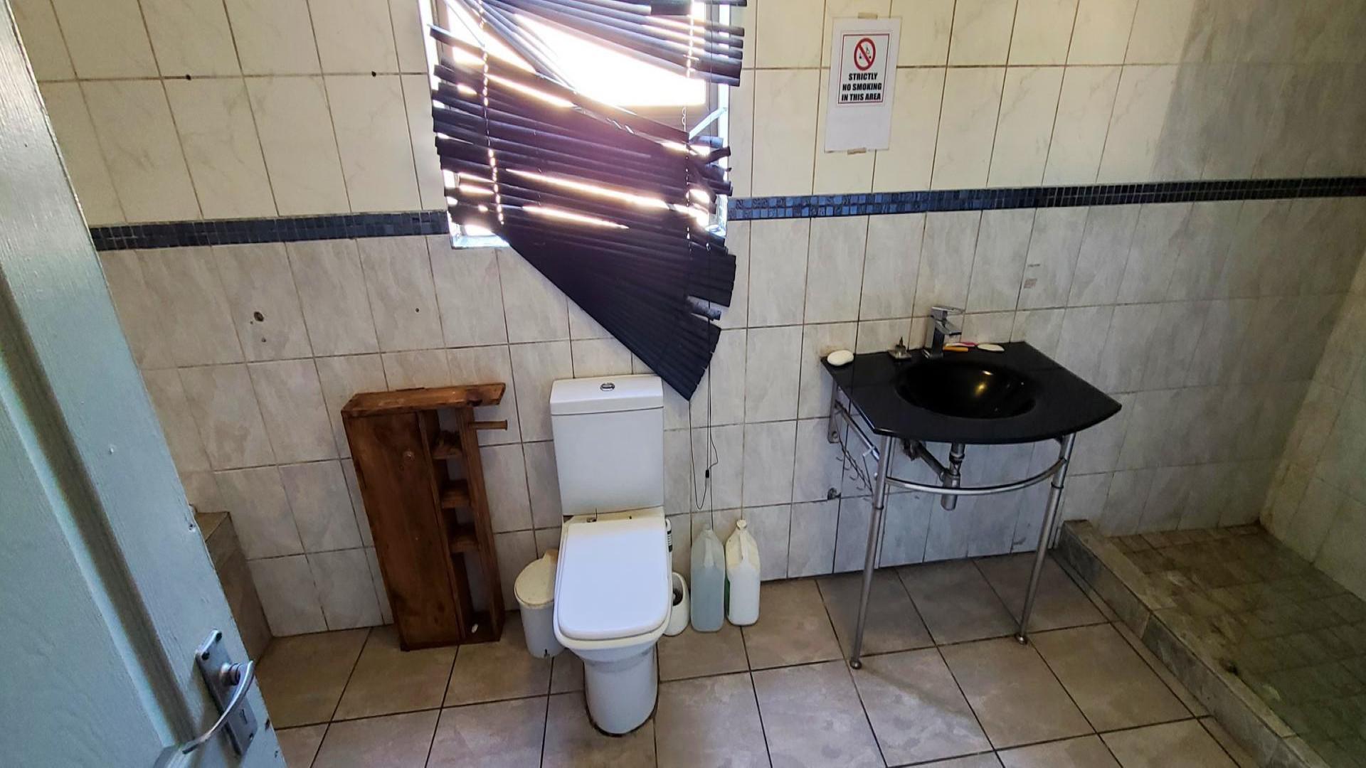 Bathroom 2 of property in Malibu Village