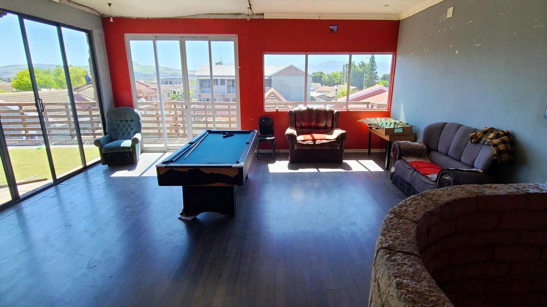 Entertainment of property in Malibu Village