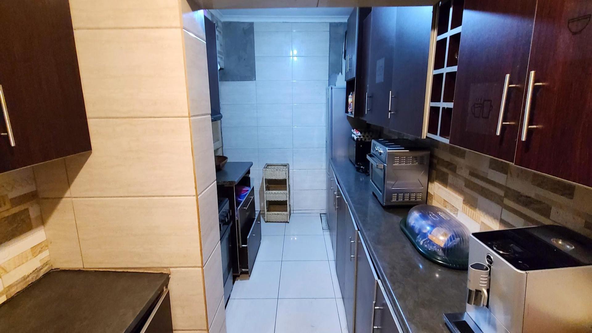 Kitchen of property in Malibu Village