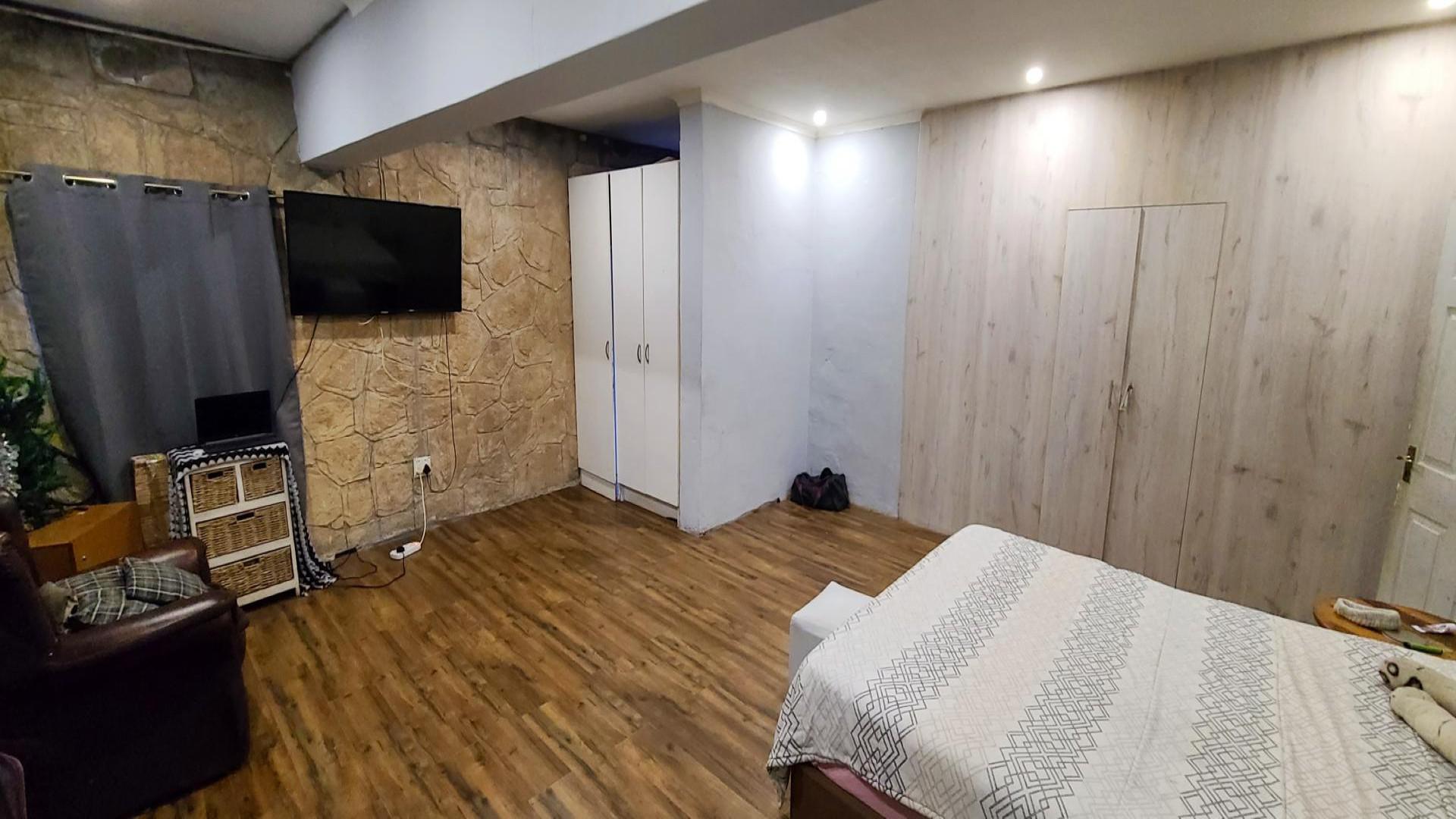 Bed Room 5+ of property in Malibu Village