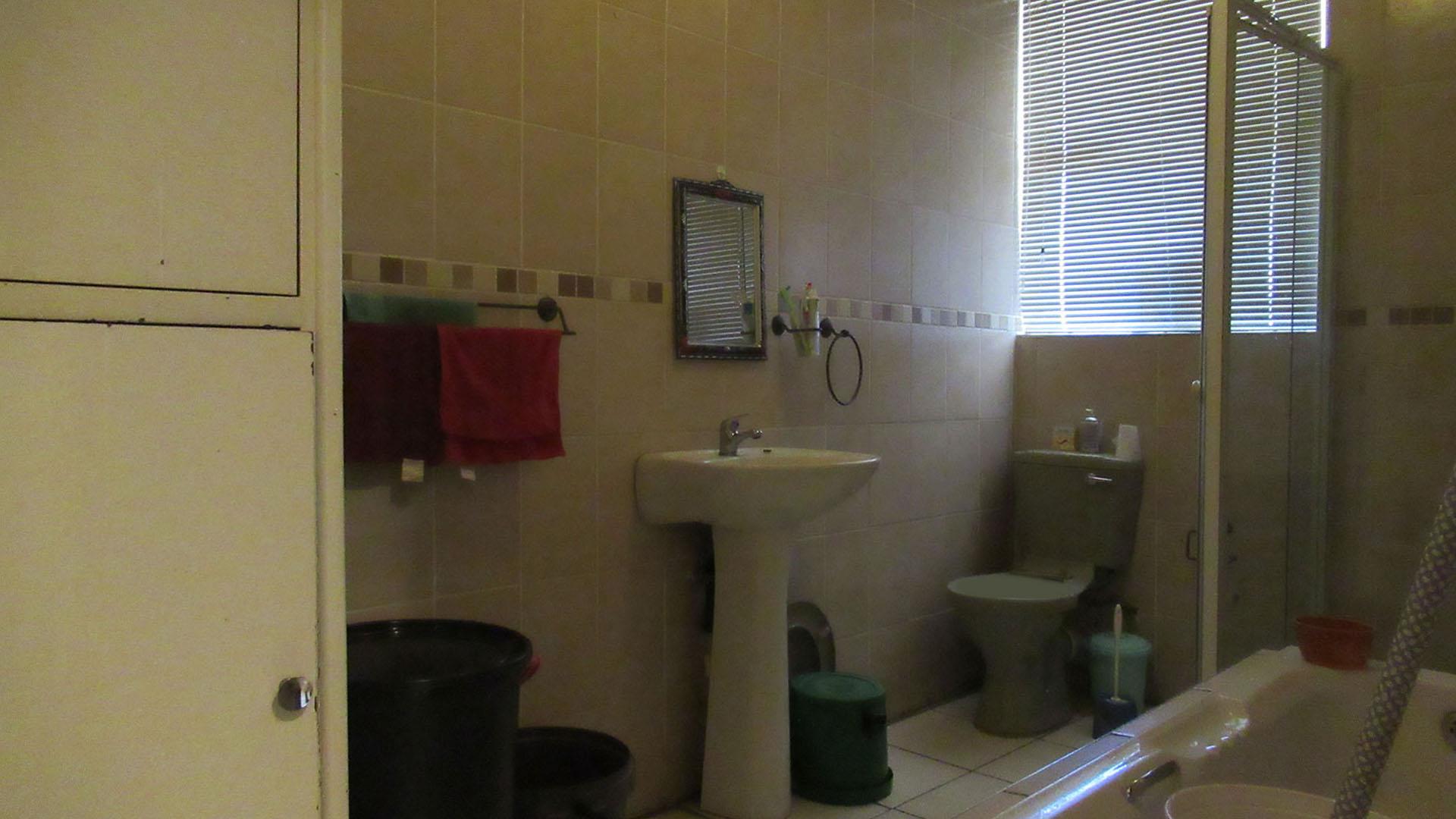 Bathroom 1 - 9 square meters of property in Florida