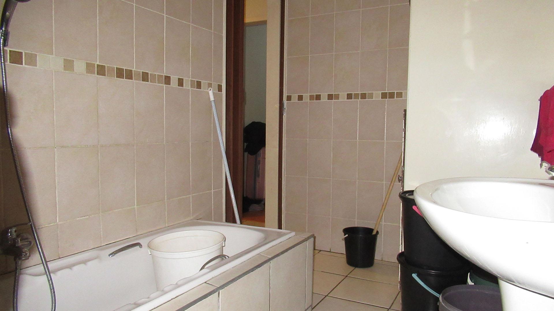 Bathroom 1 - 9 square meters of property in Florida