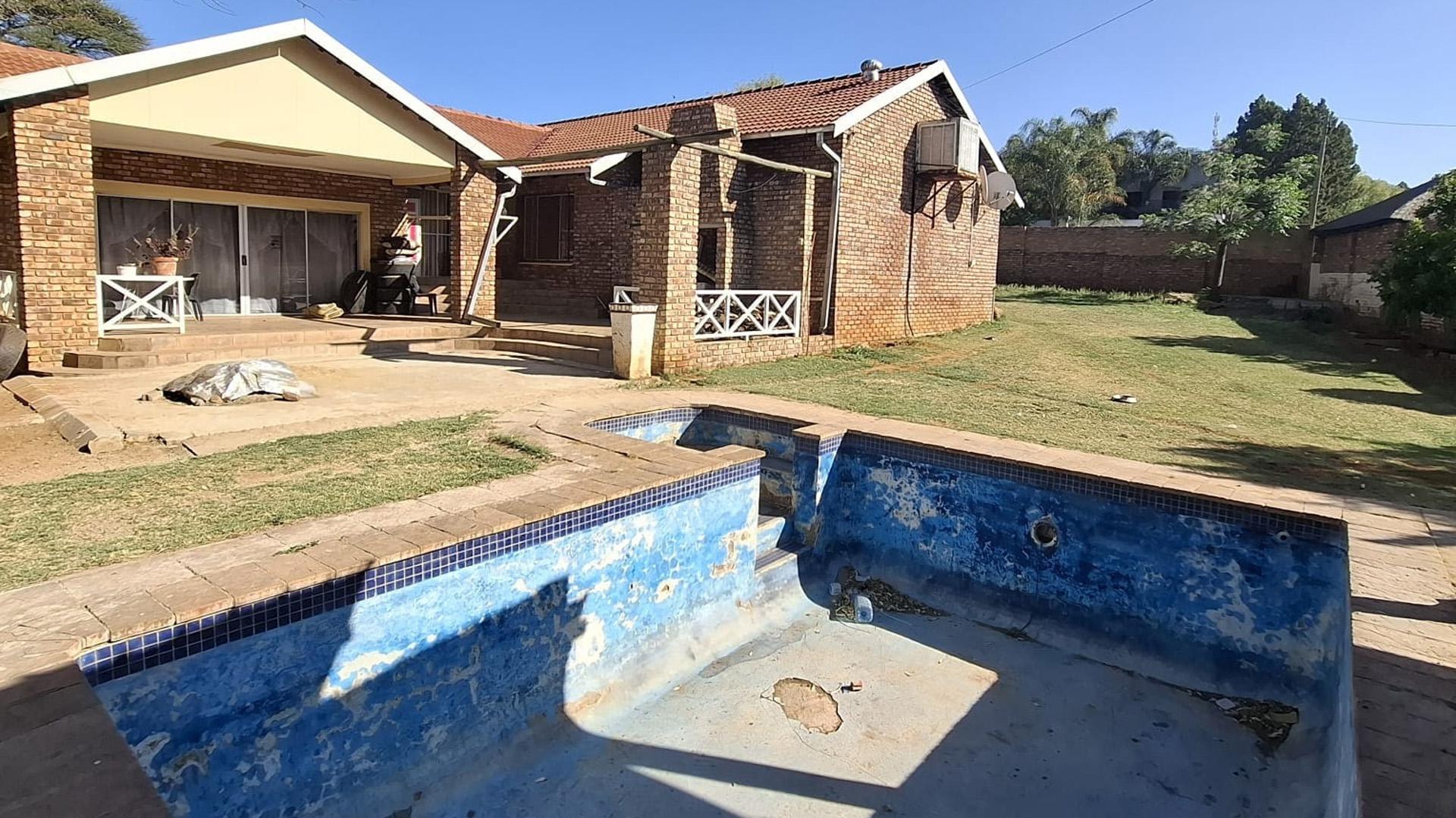 Swimming Pool of property in Hartswater