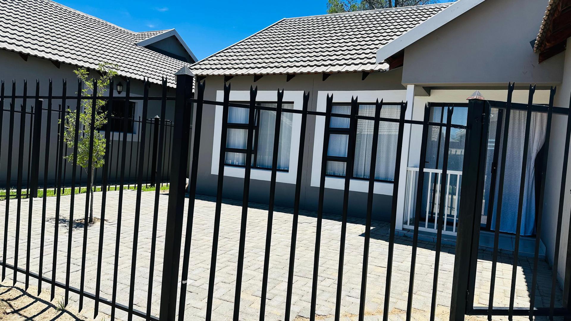 Front View of property in Bloemspruit