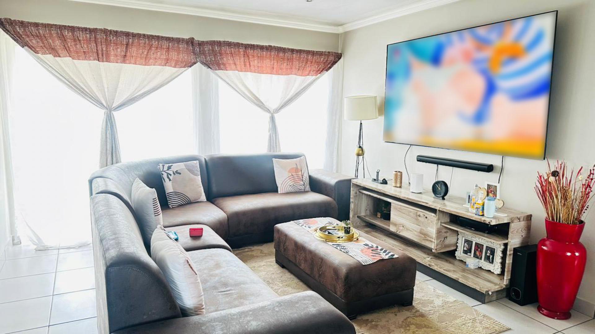 Lounges of property in Bloemspruit